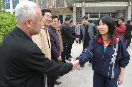 图文-中国女乒结束封训返京乔红和基地领导告别