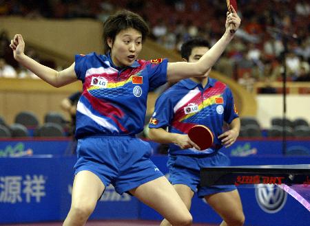 5月4日,中国选手刘国正/白杨(左)在第四十八届世界乒乓球锦标赛混合