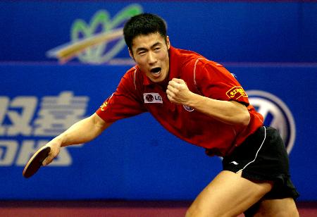 图文-世乒赛男子单打半决赛王励勤挥拳为自己打气