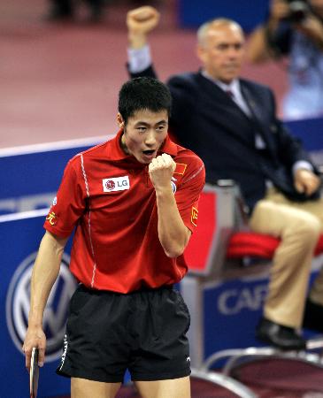 图文-世乒赛男子单打半决赛王励勤身后的裁判想干嘛