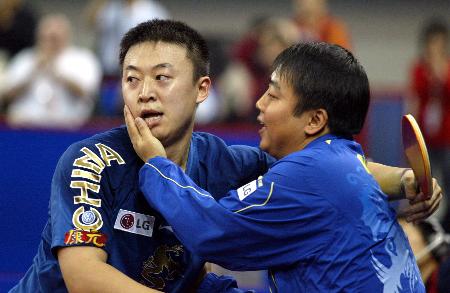 图文-世乒赛男子单打半决赛刘国梁与弟子同贺
