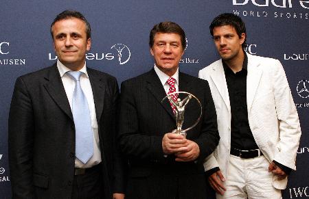 图文-2005年世界体育劳伦斯奖 希腊足球队领奖