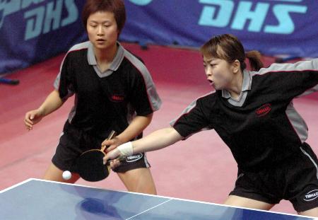 5月21日,江苏队运动员崔晨梅(右)和张莹莹在秦皇岛进行的十运会乒乓球