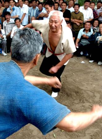 图文-中国式摔跤的守望者 老跤手为群众作表演