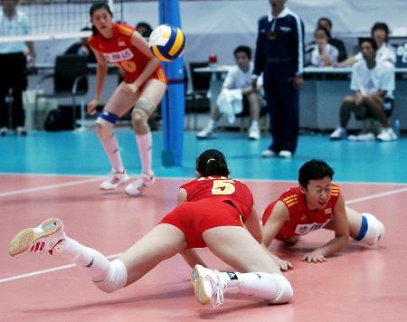 图文-女排大奖赛中国队胜荷兰队 中国队员倒地救球