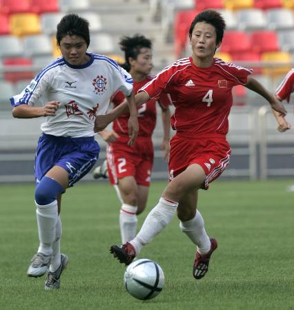 图文-中国女足训练赛2-1胜天津队 孙永霞拉人