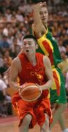 图文-中国男篮78比72胜立陶宛刘炜寻找传球良机