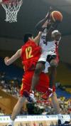 图文-中国男篮62-61安哥拉安哥拉西普里亚诺上篮
