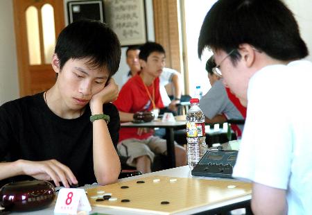 图文-围棋国少队选拔赛第一日 毛睿龙思考棋路