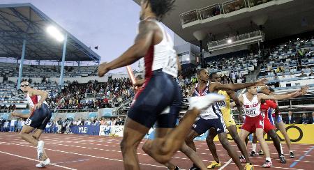 图文-美国队夺得4x400米接力金牌 赛场灯光闪耀