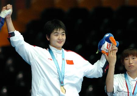 图文-刘蕊获跆拳道72公斤级金牌领奖时笑得最甜