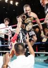 图文-拳击冠军赛在京举行戴维斯获胜后接受祝贺
