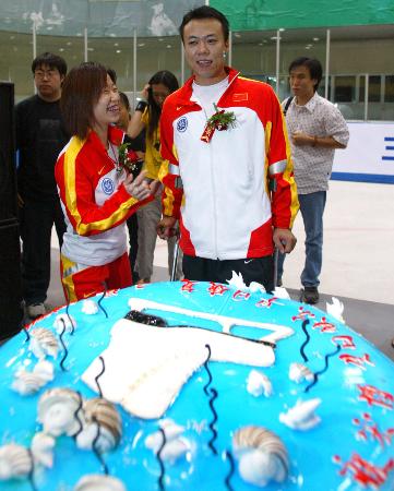 图文-赵宏博提前庆生 申雪祝搭档早日康复