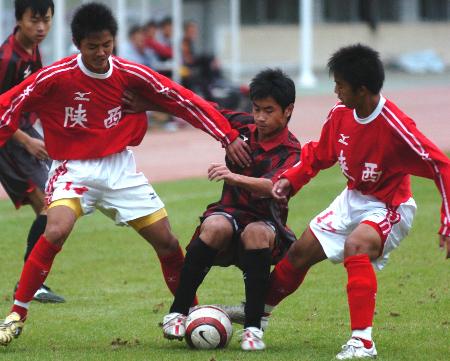 图文-u17联赛陕西国力6-0上海中邦球员拼抢凶