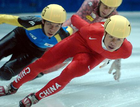 图文-国际滑联短道速滑世界杯 李野的表演