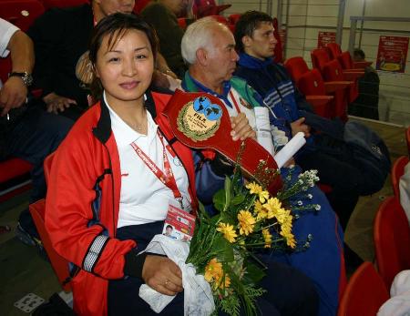 中国选手孟丽丽的教练孙秀玲展示孟丽丽获得