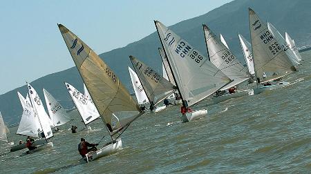 图文-十运会帆船角逐连云港开赛向比赛海域集结