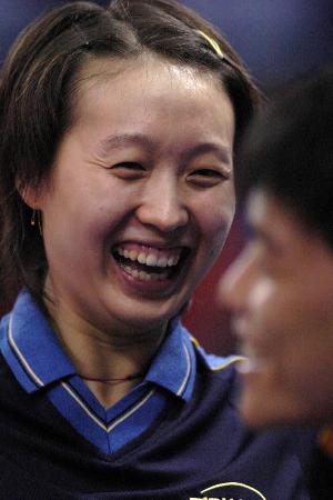 图文-十运会乒乓球名将百态白杨获胜后笑逐颜