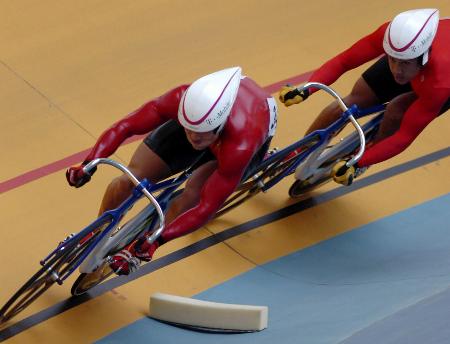 图文-自行车男团竞速赛山西夺银 选手比赛中骑