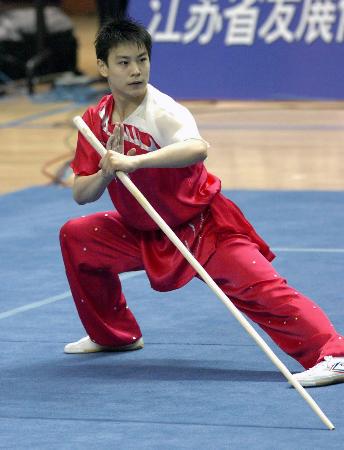 10月15日,山西队选手袁晓超获得十运会武术套路男子刀术,棍术全能比赛