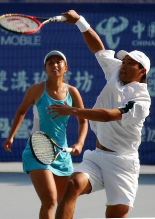 当日,在十运会网球混双半决赛中,天津队选手刘南楠/孙鹏以0比2不敌湖