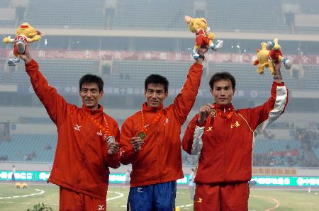 图文-十运会男子3000米障碍赛 孙文利手持金牌