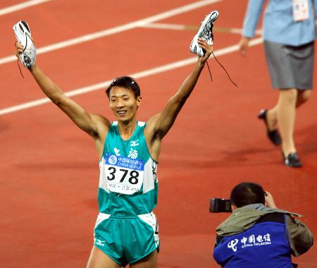 图文-上海选手杨耀祖获得男子200米冠军