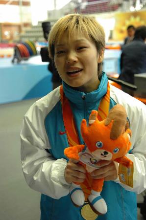 图文-东亚运女举杨炼破世界纪录猛女也有温柔一面