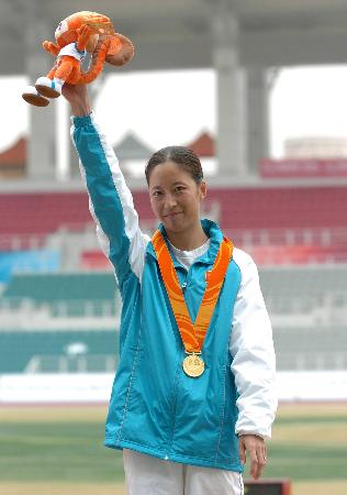 选手王丽萍以1小时34分01秒获得第四届东亚运动会女子20公里竞走冠军