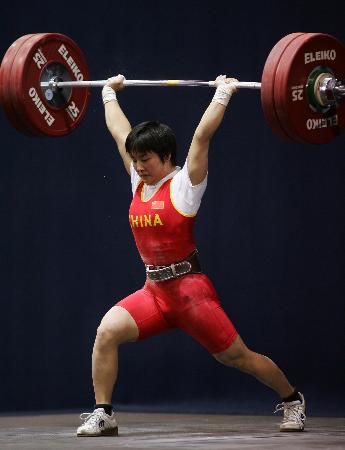 查看全部体育图片循环图片11月10日,中国选手李萍在挺举比赛中.
