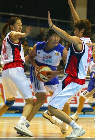 图文-[wcba]北京首钢71-50胜东方 庄雪蔚进攻受阻