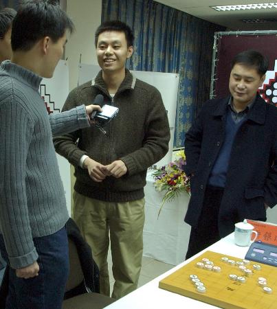 图文世界象棋大师赛决赛第一局许银川接受采访