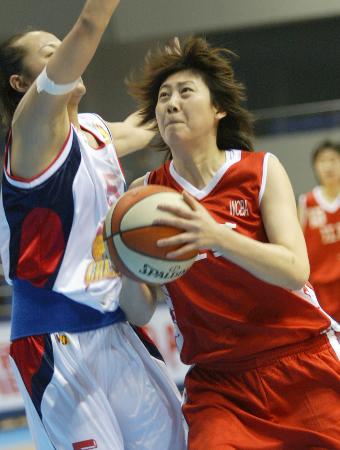 图文-wcba北京68-61江苏 江苏卞兰带球突破