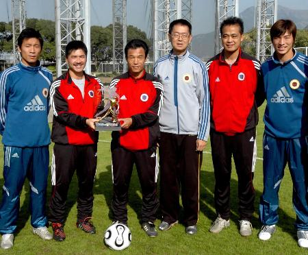 图文-中国香港队备战省港杯足球赛 教练捧奖杯