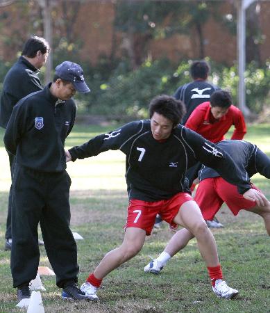 图文-青岛中能海埂冬训忙 秦升进行YOYO训练