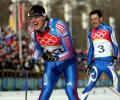 图文-越野滑雪男子30公里追逐赛冠军选手冲过终点