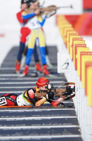 图文-冬季两项女子15公里个人赛孔颖超进行射击