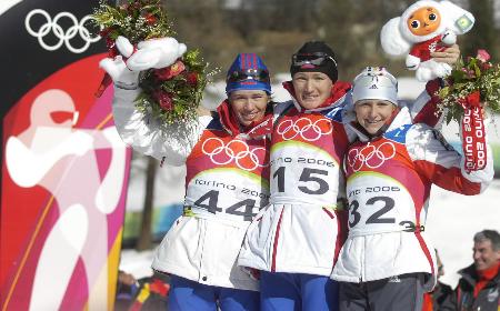 图文-冬季两项女子15公里个人赛雪上巾帼笑傲都灵