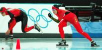 图文-女子速度滑冰500米决赛王曼丽全力赶超