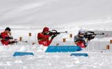 图文-冬季两项男子接力参赛选手进行射击比赛