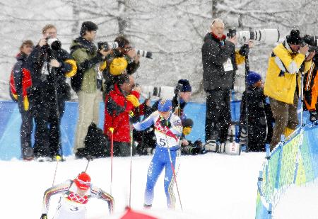 图文-中国女选手获冬季两项最好成绩记者们的比赛