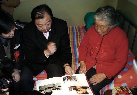 海峰(右二)一行人来到八角街道特钢社区81岁的王书颖(右)老人家中慰问