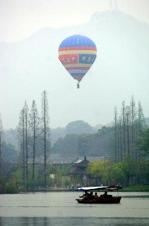 图文-载人热气球首次飞越杭州西湖空中的美景