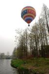 图文-载人热气球首次飞越杭州西湖悠闲的“游客”
