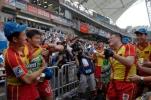 图文-中国队橄榄球队夺得银碗赛冠军中国开香槟