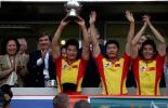 图文-中国队橄榄球队夺得银碗赛冠军铁汉捧杯