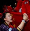 图文-世乒赛中国女团七连冠王楠接受球迷祝贺
