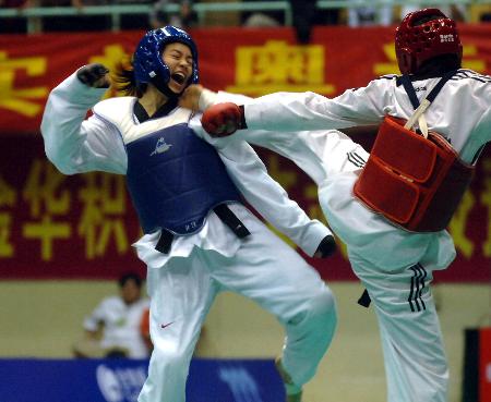 图文-2006全国跆拳道锦标赛开赛 一脚直踢咽喉