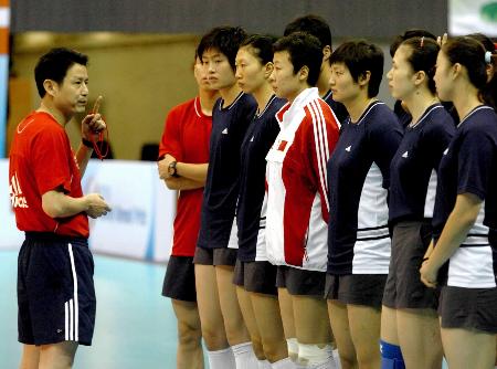 图文-中国队备战世界女排大奖赛 陈忠和布置训练任务
