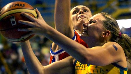 图文-女篮世锦赛澳大利亚队夺冠泰勒送篮入筐